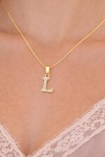 Colar Feminino com Letra Inicial em Pedra Cravada, banhado a ouro 18K, elegante e personalizado para presentear com sofisticação - Imagem 3