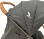 Carrinho Premium Baby Zurich Cinza Black Couro Marrom: leve, compacto e com fechamento automático para mais praticidade e segurança. - Imagem 6