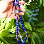 Terço São Carlo Acutis em madeira azul e vermelha, com Eucaristia, devoção e detalhes exclusivos. - Imagem 6