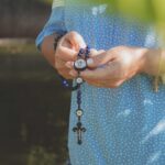 Terço Nossa Senhora das Graças com Flor de Margarida para oração e devoção diária, ideal para presentear com fé e beleza. - Imagem 3
