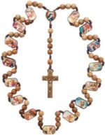 Terço Via Sacra Madeira Imbuia 12mm com Caixa Acrílica, ideal para oração e meditação com 15 estações da Via Sacra. - Imagem 3