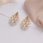 Brinco Water Pearl com pérola de água doce, banho em ouro e design elegante para um visual sofisticado. - Imagem 5
