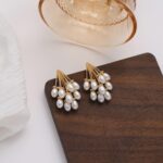 Brinco Water Pearl com pérola de água doce, banho em ouro e design elegante para um visual sofisticado. - Imagem 6