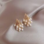Brinco Water Pearl com pérola de água doce, banho em ouro e design elegante para um visual sofisticado. - Imagem 7