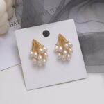 Brinco Water Pearl com pérola de água doce, banho em ouro e design elegante para um visual sofisticado. - Imagem 9