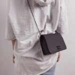 Bolsa transversal feminina leve e moderna com corrente, ideal para uso diário e festas - Imagem 3