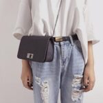 Bolsa transversal feminina leve e moderna com corrente, ideal para uso diário e festas - Imagem 4
