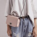Bolsa transversal feminina leve e moderna com corrente, ideal para uso diário e festas - Imagem 7