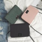 Bolsa transversal feminina leve e moderna com corrente, ideal para uso diário e festas - Imagem 8
