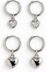 AURUM Semijoias: 2 pares de brincos de argola folheados a prata com corações e zircônias para 2 furos, elegantes para presentear. - Imagem 3