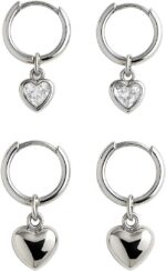 AURUM Semijoias: 2 pares de brincos de argola folheados a prata com corações e zircônias para 2 furos, elegantes para presentear. - Imagem 4