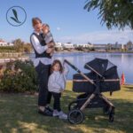 Carrinho Travel System Kansas + Base Gold/Preto: quadro dourado e tecido preto com estilo e praticidade para o dia a dia. - Imagem 4