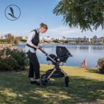 Carrinho Travel System Kansas + Base Gold/Preto: quadro dourado e tecido preto com estilo e praticidade para o dia a dia. - Imagem 5