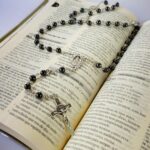 Terço Colar Nossa Senhora Aparecida Hematita 6mm: fé, proteção e elegância para oração diária e presente devocional. - Imagem 4