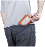 HDD Externo LaCie Rugged Mini 2TB USB 3.0 portátil com resistência a quedas, ideal para armazenamento seguro e prático. - Imagem 5
