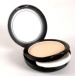 M·A·C Studio Fix Powder + Foundation NC15: base em pó com acabamento impecável e cobertura de longa duração. - Imagem 3