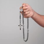 Terço Hematita 8mm Cordão São Bento: proteção, fé e devoção em um acessório elegante para rezar o terço. - Imagem 3