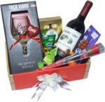Cesta Presente Namorados com Taça, Vinho, Flor e Chocolates Premium: presente sofisticado e pronto para emocionar em ocasiões especiais. - Imagem 3