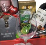 Cesta Presente Namorados com Taça, Vinho, Flor e Chocolates Premium: presente sofisticado e pronto para emocionar em ocasiões especiais. - Imagem 4