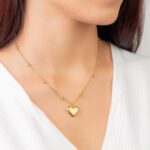 Colar bolinha com pingente coração em aço inox dourado, delicado e ideal para presente feminino. - Imagem 3