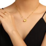 Colar bolinha com pingente coração em aço inox dourado, delicado e ideal para presente feminino. - Imagem 6
