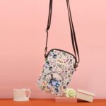 Bolsa tiracolo TSOTMO para fãs de anime: prática, leve e ideal para guardar cosméticos e acessórios no dia a dia. - Imagem 3