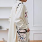 Bolsa tiracolo TSOTMO para fãs de anime: prática, leve e ideal para guardar cosméticos e acessórios no dia a dia. - Imagem 7
