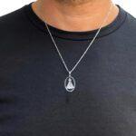 Colar Nossa Senhora de Aparecida em aço inox prateado: fé, elegância e presente ideal para uso unissex - Imagem 5