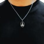 Colar Nossa Senhora de Aparecida em aço inox prateado: fé, elegância e presente ideal para uso unissex - Imagem 7