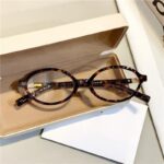 Óculos de Sol Femininas da Moda Estilo Urbano Chic com proteção UVA/UVB e estilo elegante para o dia a dia. - Imagem 4