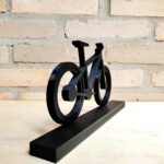 Estatueta Bicicleta Mountain Bike preta: decoração artesanal em PLA, ideal para ambientes internos com estilo esportivo. - Imagem 4