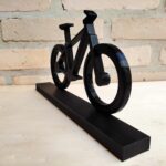 Estatueta Bicicleta Mountain Bike preta: decoração artesanal em PLA, ideal para ambientes internos com estilo esportivo. - Imagem 5