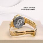 Relógio Masculino Orizom Spaceman Dragon Dourado com caixa premium, visual elegante e presença marcante para presente ou uso social. - Imagem 3