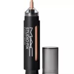 Corretivo M·A·C Studio Fix All Over Face Pen: cobertura média a alta, acabamento natural matte e duração de até 36 horas.