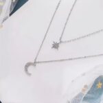 Colar Duplo Lua e Estrela com Zircônia: elegância delicada para valorizar seu visual com charme celestial. - Imagem 4