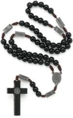 Terço Madeira Preta 10MM com Mistérios Ônix: prático, resistente e ideal para rezar o rosário com orientação dos mistérios do dia. - Imagem 3