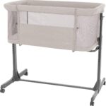 Kikkaboo Berço Noah bege: ajustável, anti-refluxo, com rodas e abertura lateral para mais praticidade e conforto. - Imagem 3