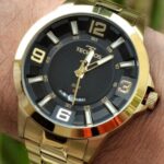 Relógio Technos Racer Masculino Dourado: estilo esportivo e sofisticado para compor looks com elegância. - Imagem 4