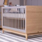 Berço Quater Cinza com Carvalho Malva 2 em 1: berço que vira mini cama e acompanha o crescimento do bebê com segurança e estilo. - Imagem 3