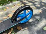 Patinete dobrável ajustável em metal: leve, resistente, portátil e ideal para lazer, transporte e diversão até 100kg - Imagem 4