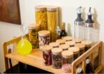 Rack de micro-ondas de bambu com ganchos e suporte de faca: economize espaço e organize sua cozinha com praticidade e estilo. - Imagem 5