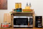 Rack de micro-ondas de bambu com ganchos e suporte de faca: economize espaço e organize sua cozinha com praticidade e estilo. - Imagem 7