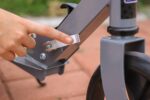 Patinete Dobrável Zippy Toys com freio, altura ajustável e rolamento ABEC 9: mais segurança e praticidade para crianças. - Imagem 4