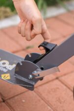 Patinete Dobrável Zippy Toys com freio, altura ajustável e rolamento ABEC 9: mais segurança e praticidade para crianças. - Imagem 5