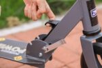 Patinete Dobrável Zippy Toys com freio, altura ajustável e rolamento ABEC 9: mais segurança e praticidade para crianças. - Imagem 6