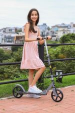 Patinete Dobrável Zippy Toys com freio, altura ajustável e rolamento ABEC 9: mais segurança e praticidade para crianças. - Imagem 7