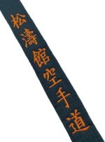 Cinto preto Shotokan Karatê bordado em poliéster, ideal para artes marciais e clube júnior, com 3,8 cm de largura e ajuste confortável. - Imagem 3