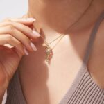 Colar Feminino Abraço Eterno: símbolo de afeto com pingente dourado de cobre, delicado e ideal para presentear. - Imagem 4