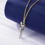 Colar Feminino Abraço Eterno: símbolo de afeto com pingente dourado de cobre, delicado e ideal para presentear. - Imagem 5