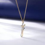 Colar Feminino Abraço Eterno: símbolo de afeto com pingente dourado de cobre, delicado e ideal para presentear. - Imagem 6